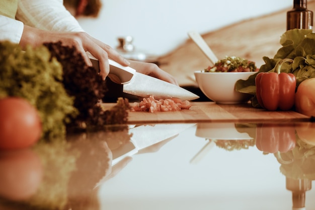 Bliska scena przygotowywania posiłku w kuchni