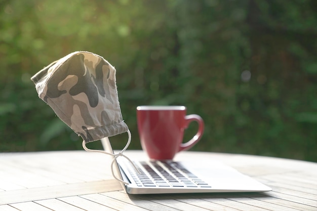 Formularz kontaktowy i filiżanka herbaty